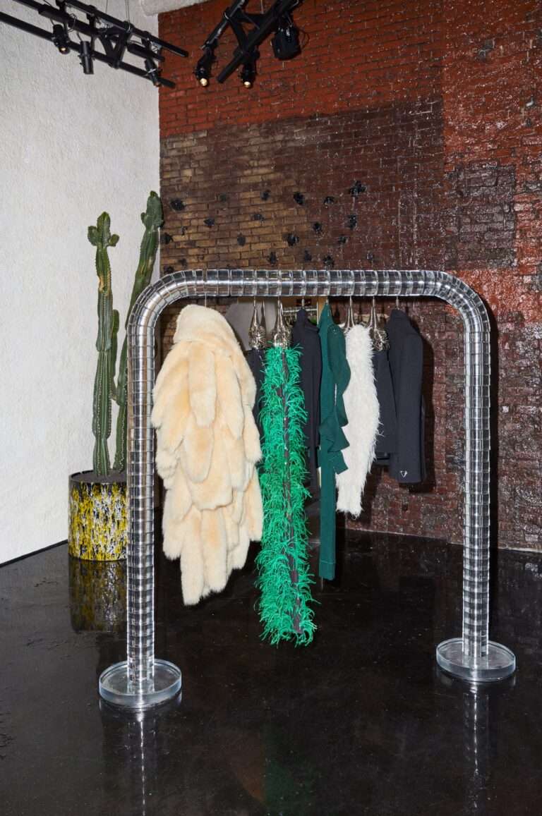 تشتمل إحدى المعروضات في فندق Bottega Veneta الجديد على شاشات زجاجية صنعها حرفيون من مدينة البندقية.