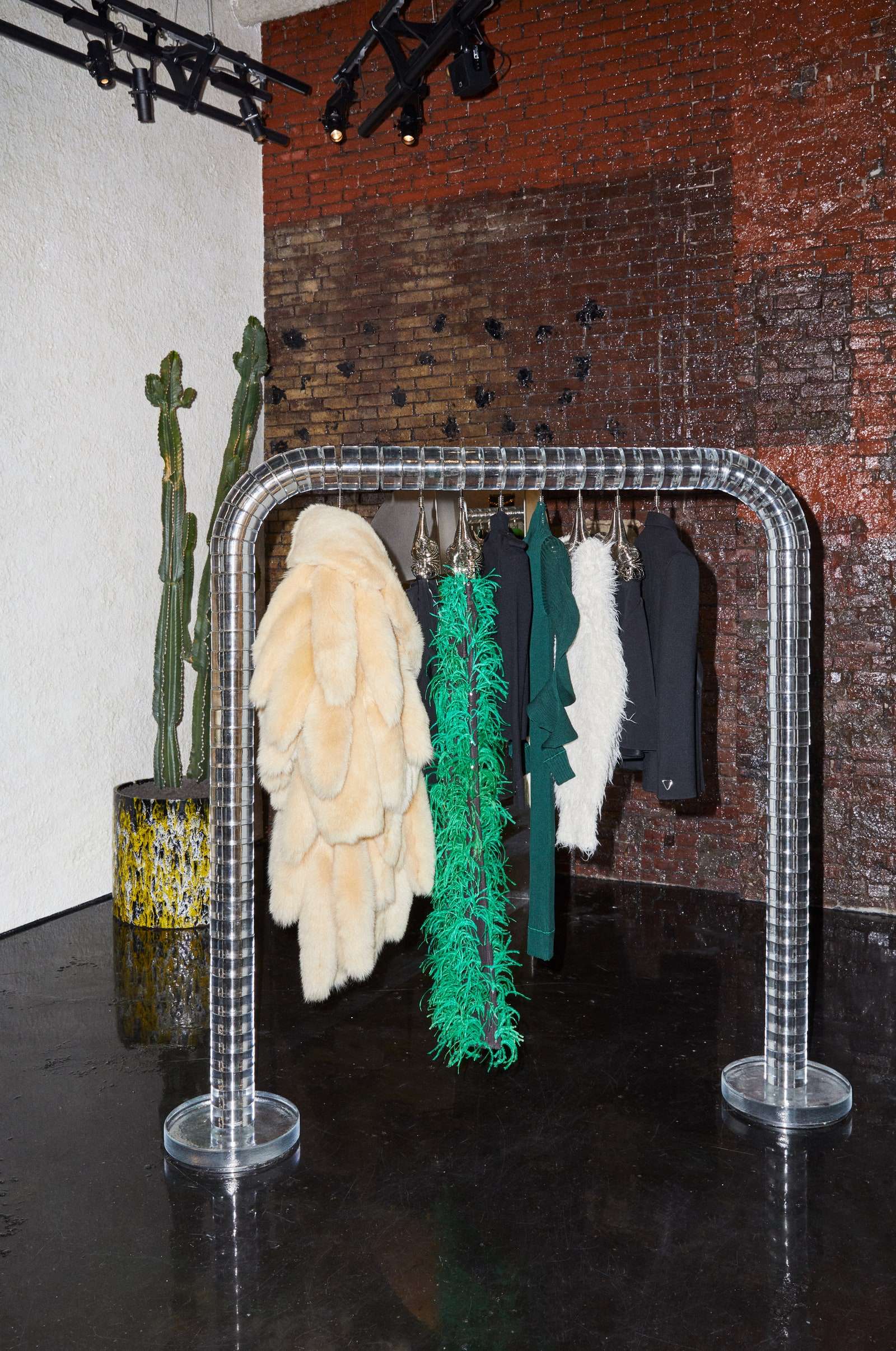 تشتمل إحدى المعروضات في فندق Bottega Veneta الجديد على شاشات زجاجية صنعها حرفيون من مدينة البندقية.