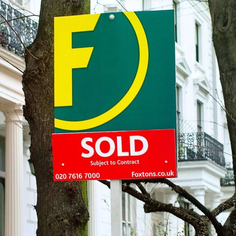 باع الوكيل العقاري لشركة Foxtons لافتة في الشارع