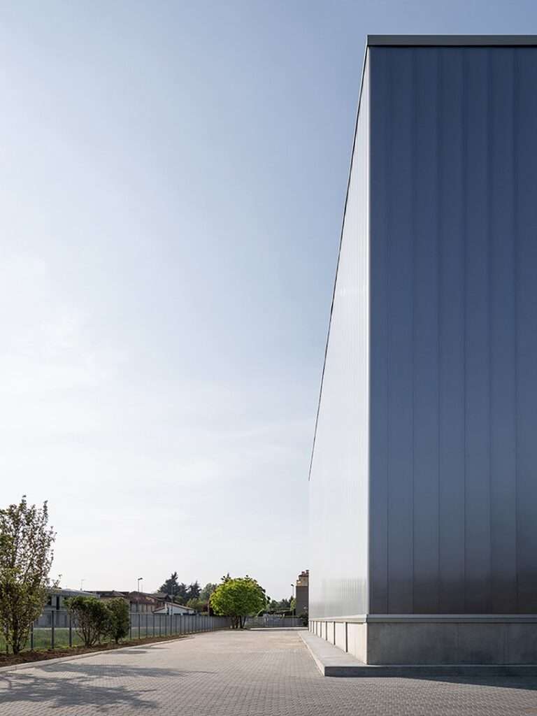 يتأرجح هذا المستودع الآلي في إيطاليا بين العتامة والشفافية