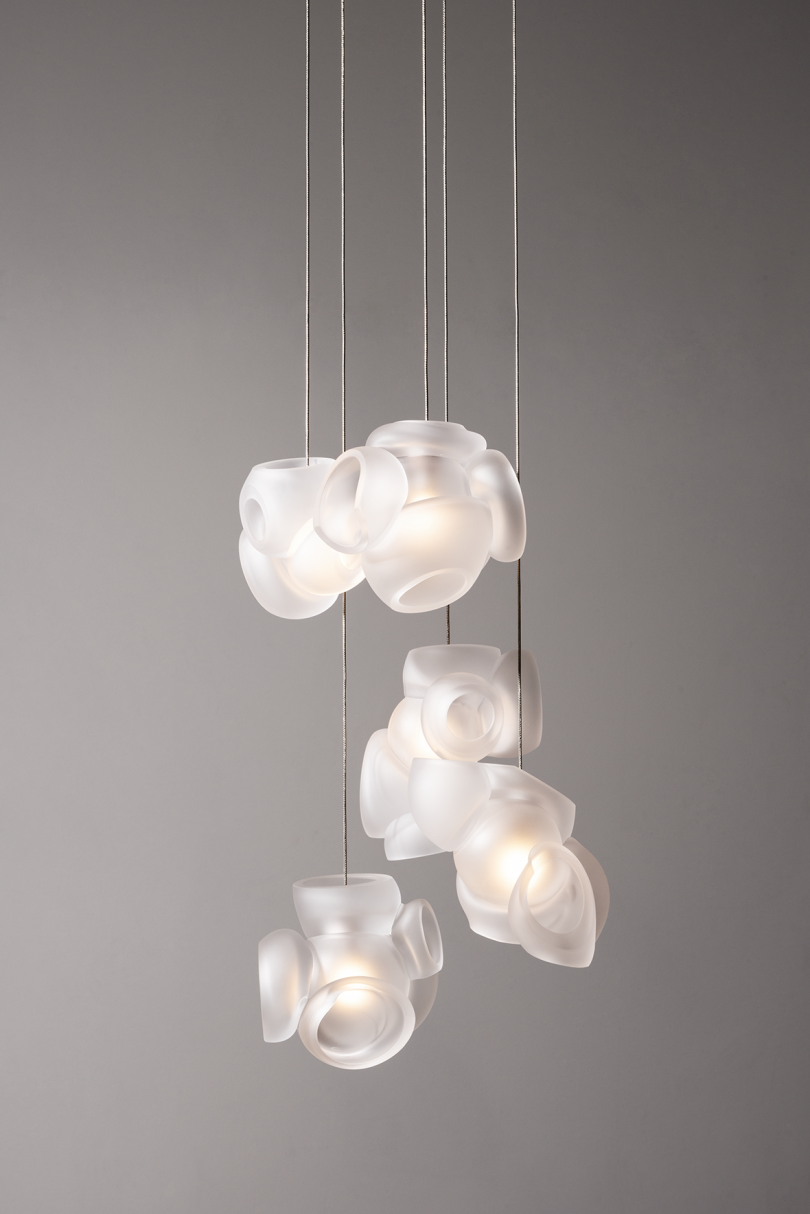 تركيبات الإضاءة الزجاجية على خلفية رمادية داكنة