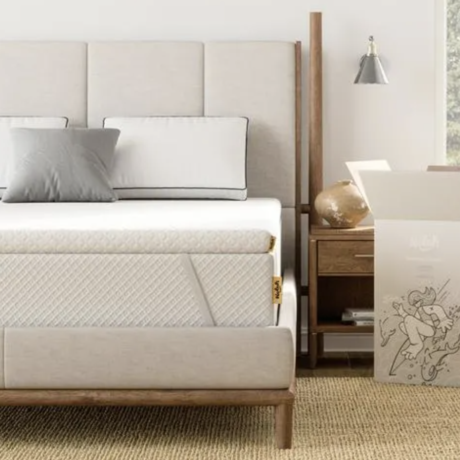 ربما تحتوي الصورة على: أثاث ، وأريكة ، وديكور منزلي