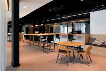  فيرا ، طاولة مرتفعة مع مسند للقدم من Dynamobel |  Architonic
