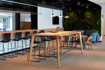  فيرا ، طاولة مرتفعة مع مسند للقدم من Dynamobel |  Architonic
