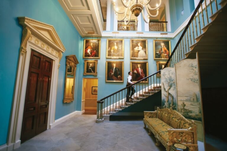 تصطف اللوحات على الجدران في قصر باليفين من القرن التاسع عشر في أيرلندا.