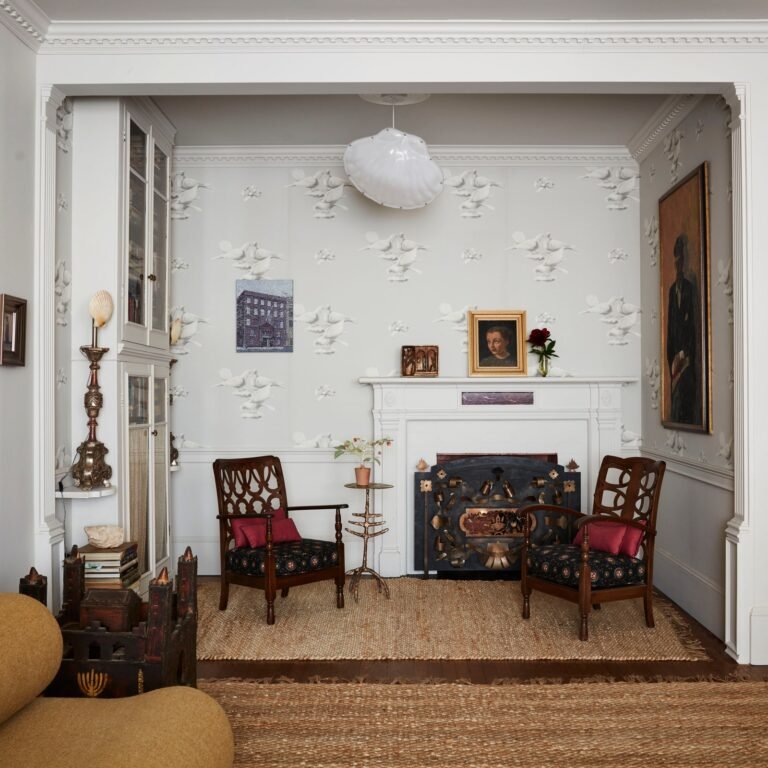 ربما تحتوي الصورة على غرفة معيشة ، أرضية ، أثاث ، أريكة ، تصميم داخلي ، كرسي ، خشب ، وخشب صلب