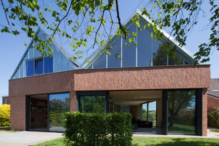 Triangle In the direction of a Backyard Home / NWLND Rogiers Vandeputte