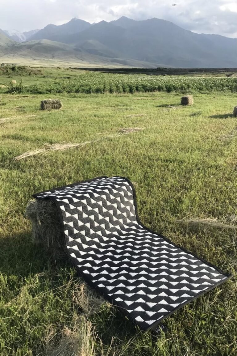 PDM Model’s first mat assortment is developed from the superimposition of straightforward geometric varieties. Like its title ‘Stride’