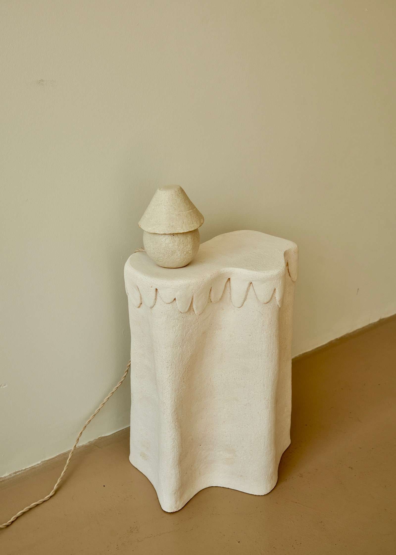 ربما تحتوي الصورة على Home Decor Towel and Bath ToAna's Scalloped table side and Scoop lamp.wel