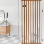ربما تحتوي الصورة على Indoors Room and Door