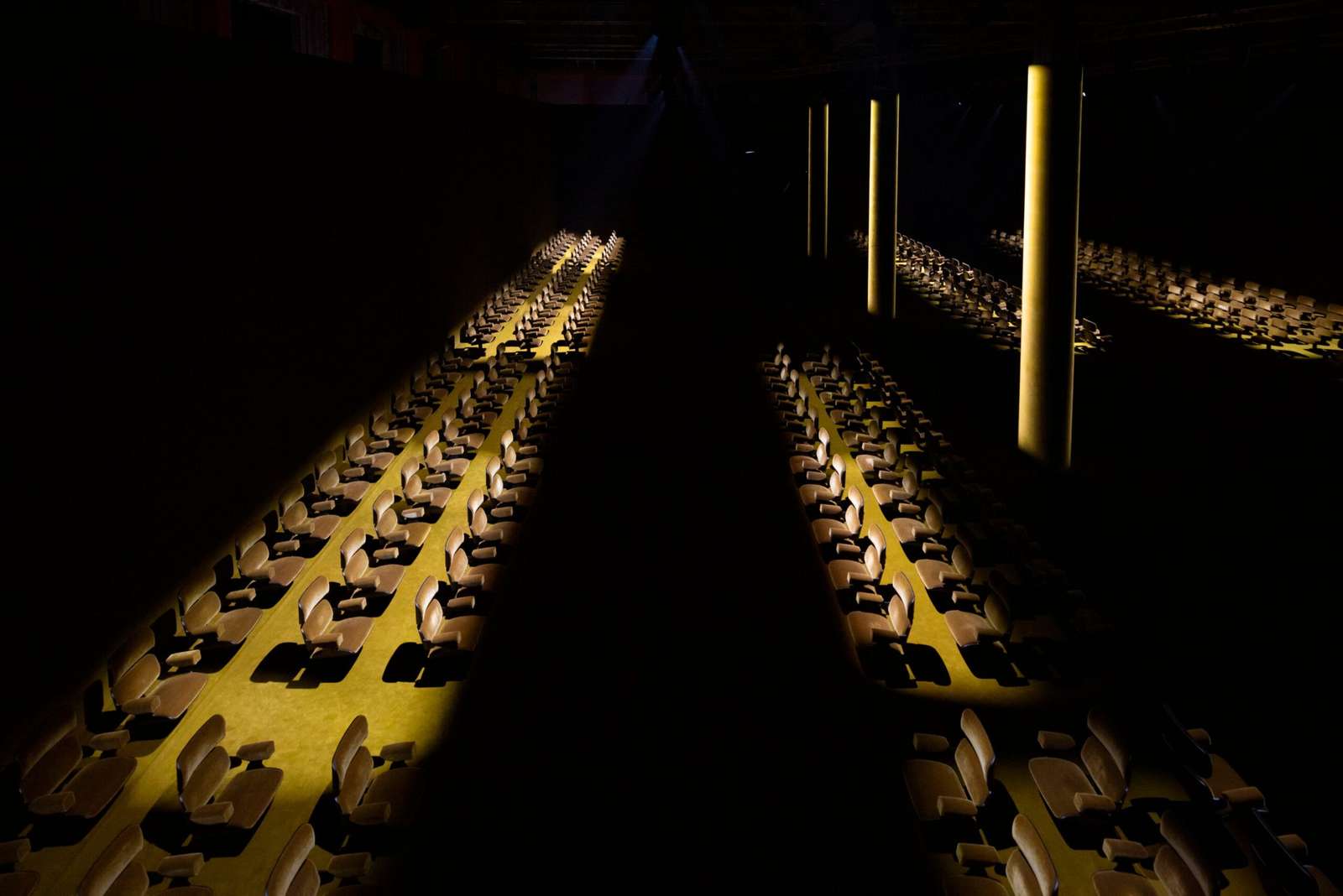 أمو يذهب إلى عصر الفضاء لعرض برادا للملابس الرجالية 2022