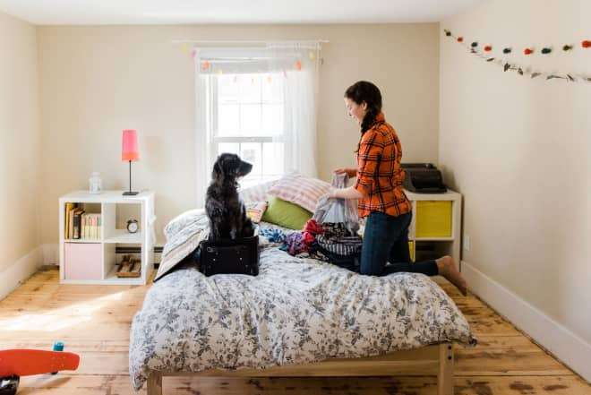 إيجاري الصغير منخفض على التخزين ، لكن هذا المنظم الرائع صنع مساحة من الهواء
