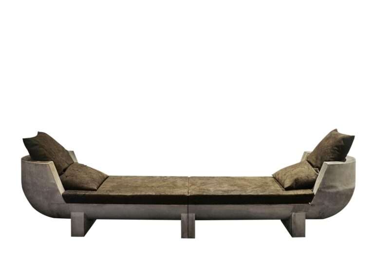 ربما تحتوي الصورة على أثاث Bench and Couch