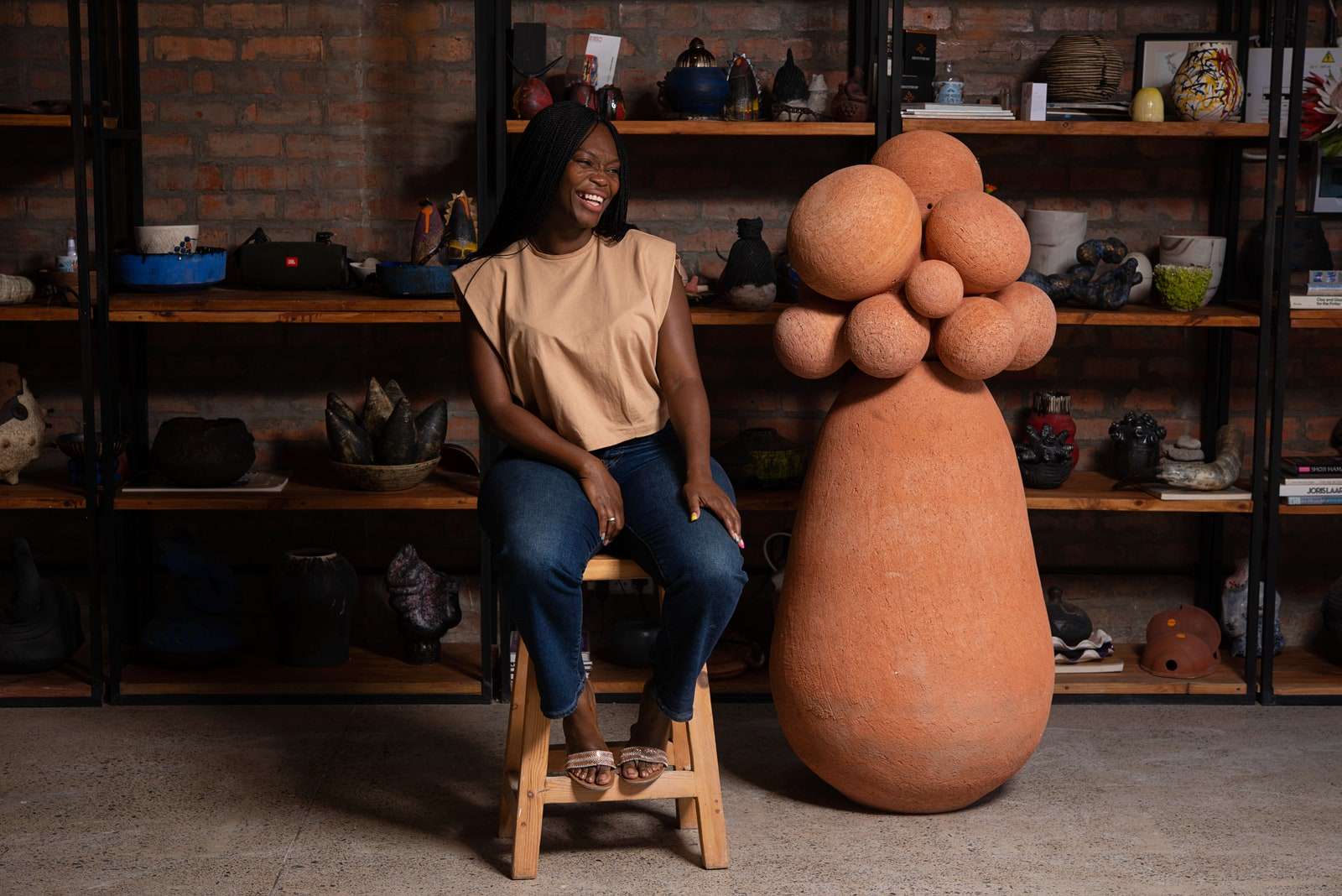 ربما تحتوي الصورة على رف شخص بشري من الخشب. ملابس خشب رقائقي ، ملابس ، أثاث وسراويل خشبية