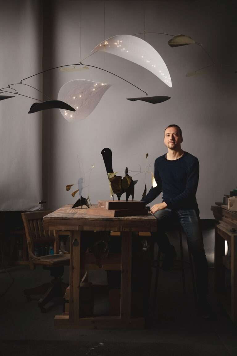 ربما تحتوي الصورة على ملابس وملابس من الخشب الرقائقي لشخص بشري