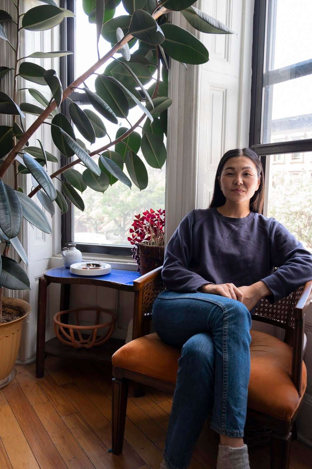 ربما تحتوي الصورة على أثاث شخص بشري خشب ملابس ملابس أريكة خشب صلب وديكور منزلي