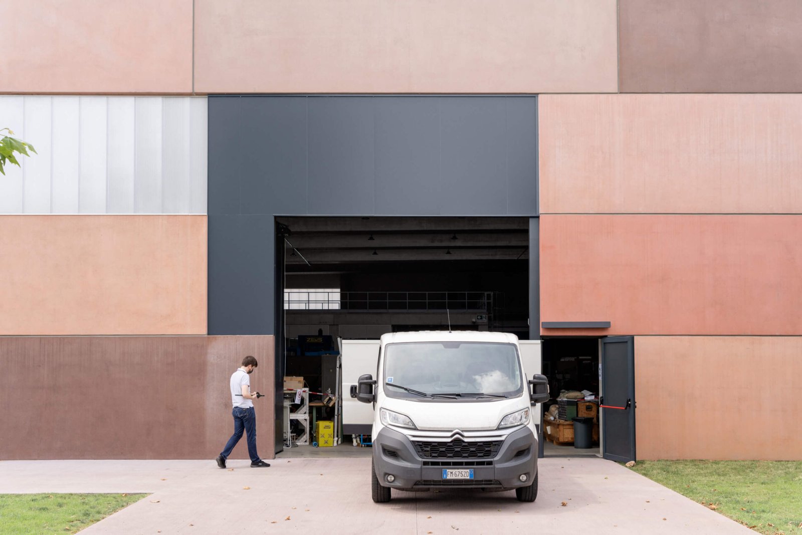 تضمن ELASTICOFarm رسالة مخفية في واجهة مغطاة بألواح خرسانية