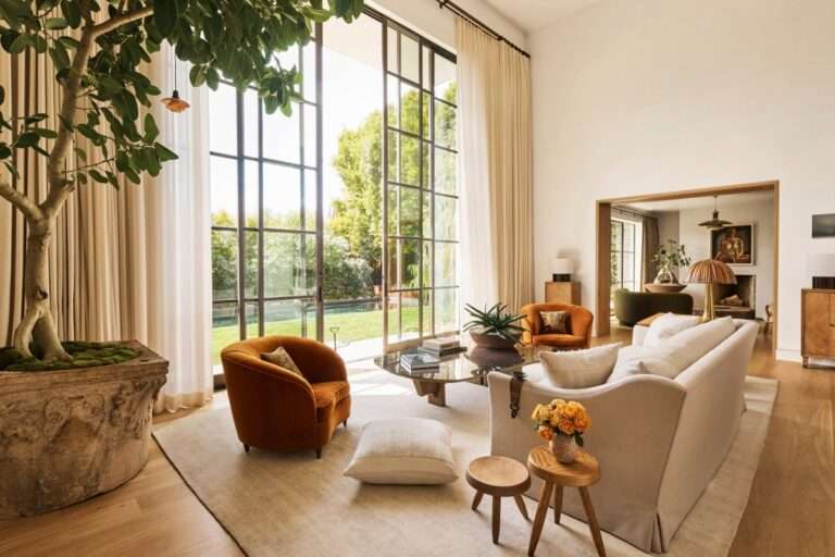 ربما تحتوي الصورة على أثاث ، غرفة معيشة ، طاولة غرفة ، طاولة قهوة ، وكرسي