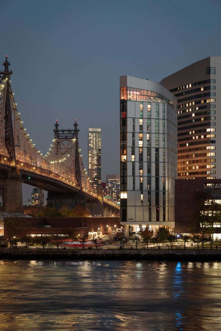 برج الفندق في الليل ضد أفق مانهاتن