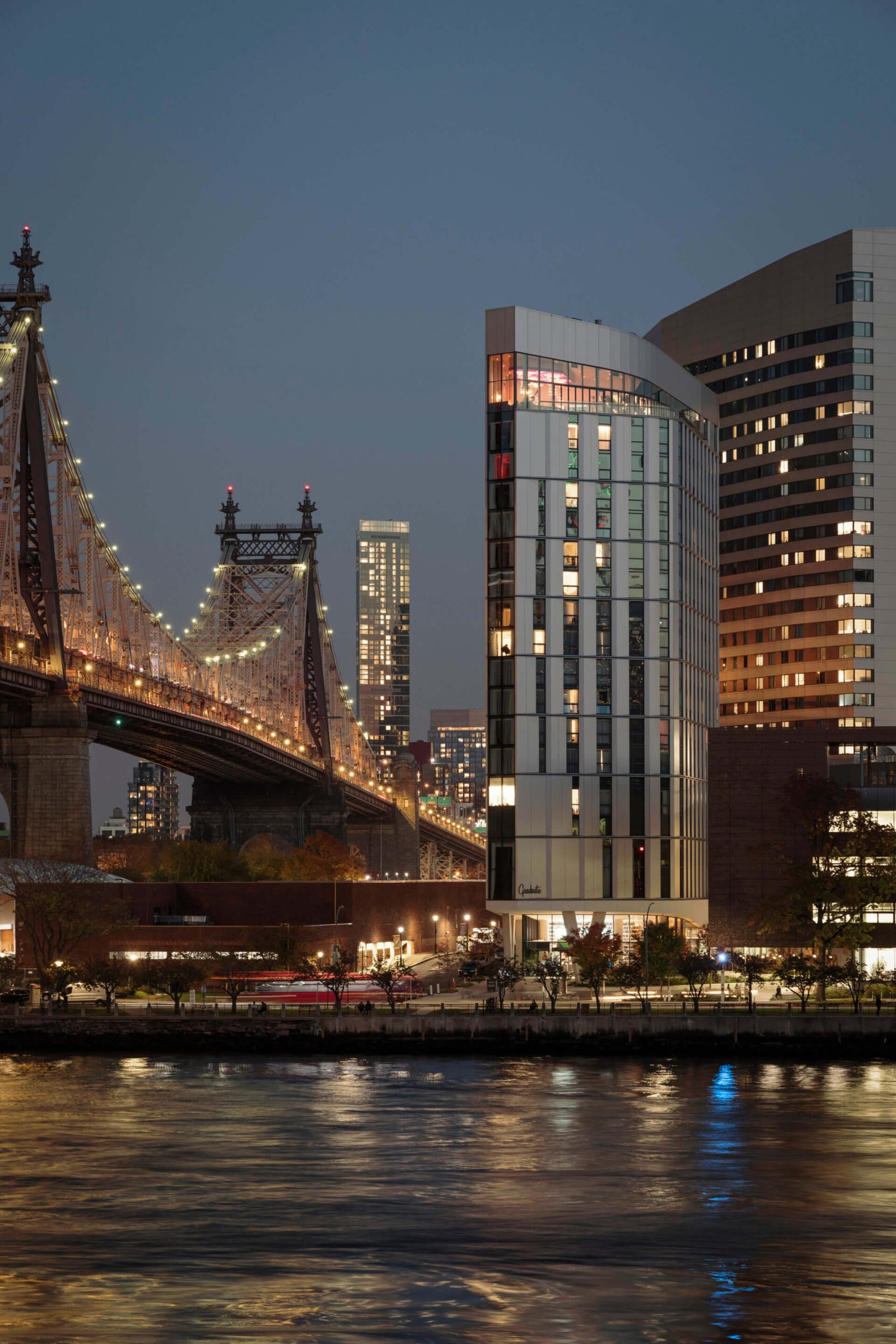 برج الفندق في الليل ضد أفق مانهاتن