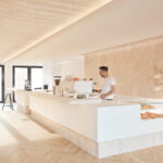 تم تغليف Milky's Cloud Coffee Room في Smooth Travertine - مجلة Azure
