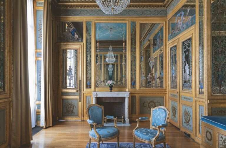 داخل منزل مع كراسي ومدفأة