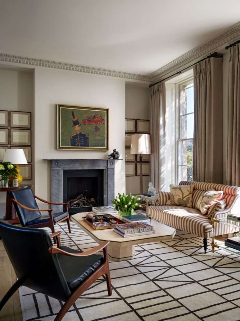 ربما تحتوي الصورة على أثاث ، كرسي ، غرفة معيشة ، غرفة جلوس ، غرفة معيشة ، كتاب ، تصميم داخلي ، أرضيات ، ردهة