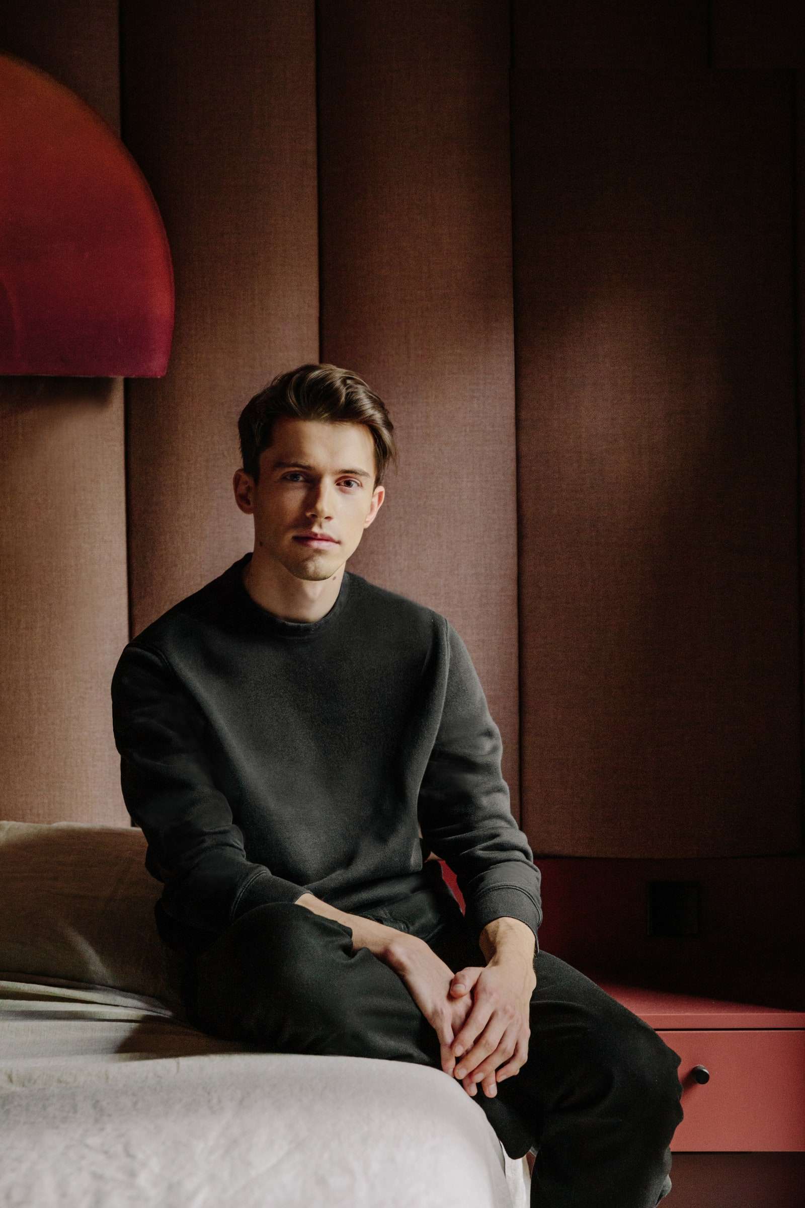 ربما تحتوي الصورة على شخص بشري يجلس ملابس ملابس وسادة أريكة وأثاث