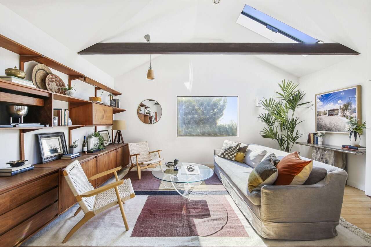 ضرب هذا البنغل Darling Los Angeles السوق مقابل 899 ألف دولار