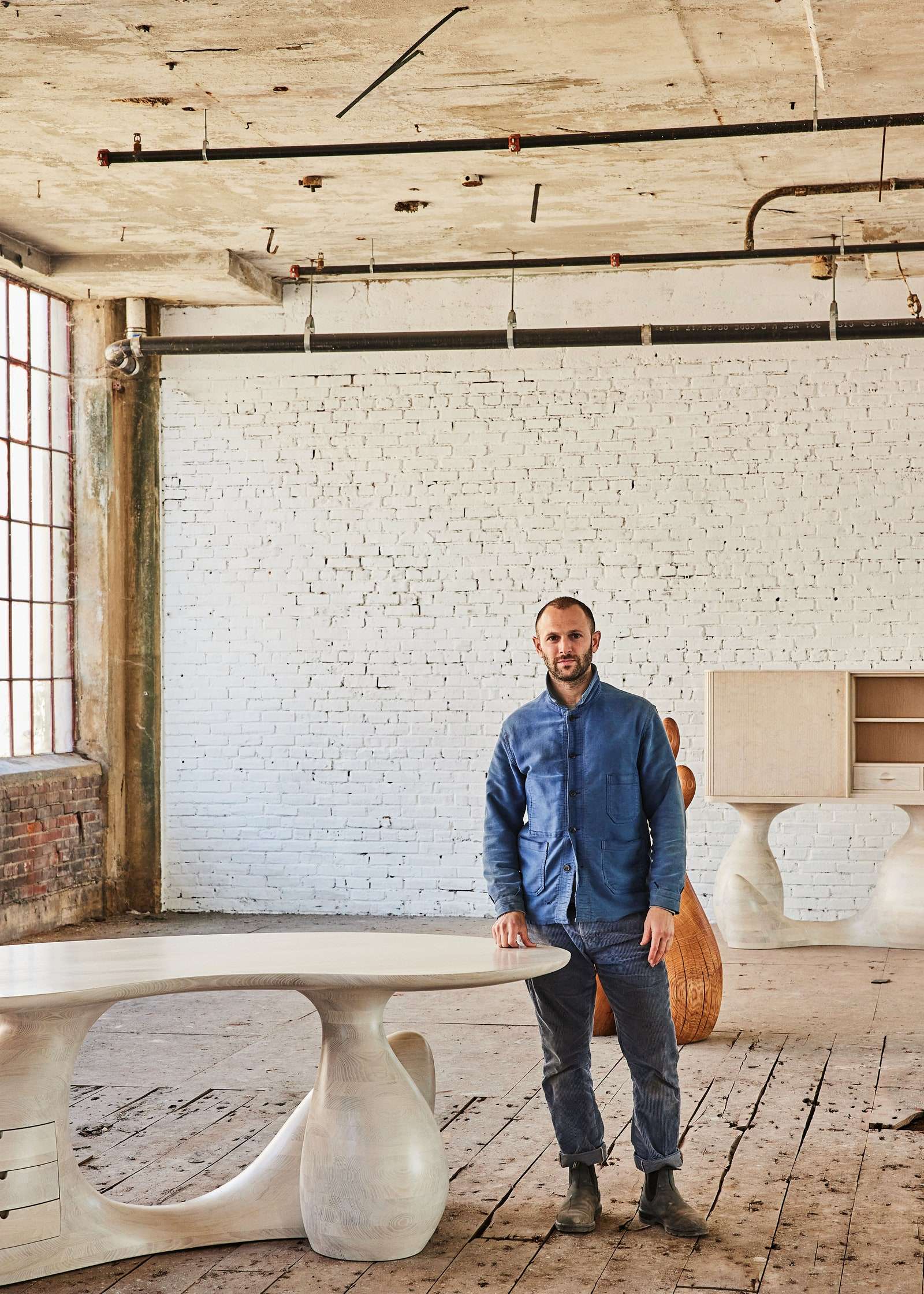 ربما تحتوي الصورة على أحذية ، ملابس ، أحذية ، ملابس ، شخص بشري ، بنطلونات خشبية ، Plywood Home Decor and Sitting