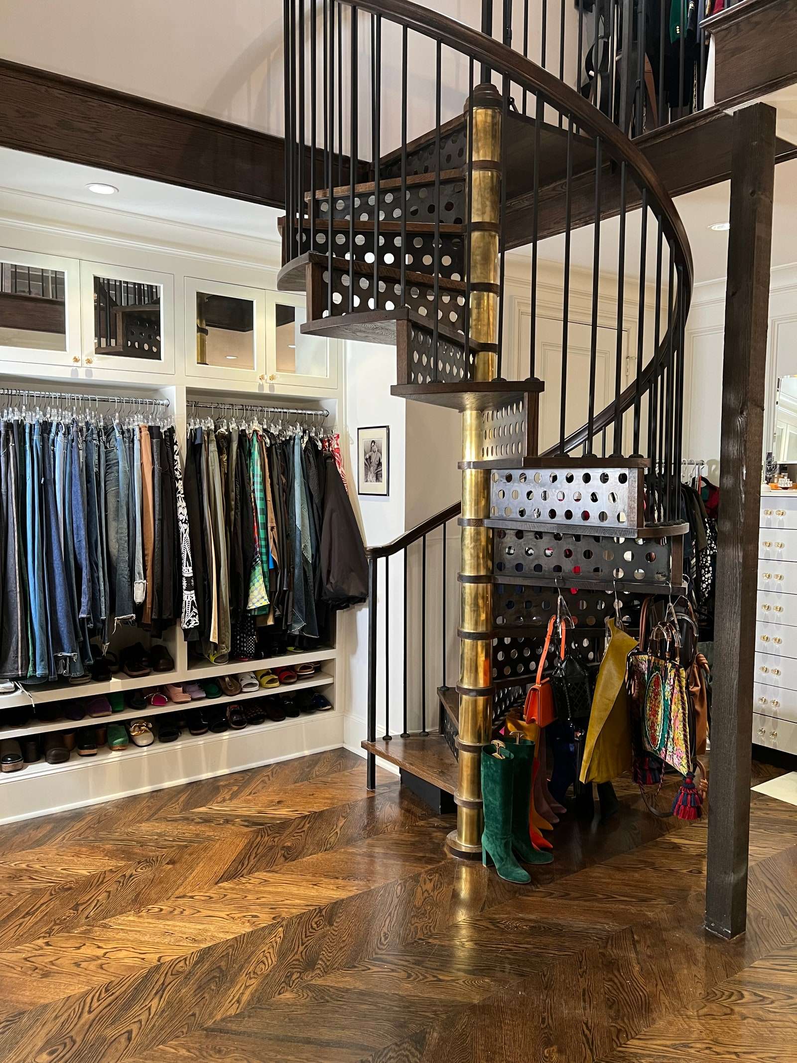 جذبت الدرج اللولبي للخزانات Rockmore للداخل.