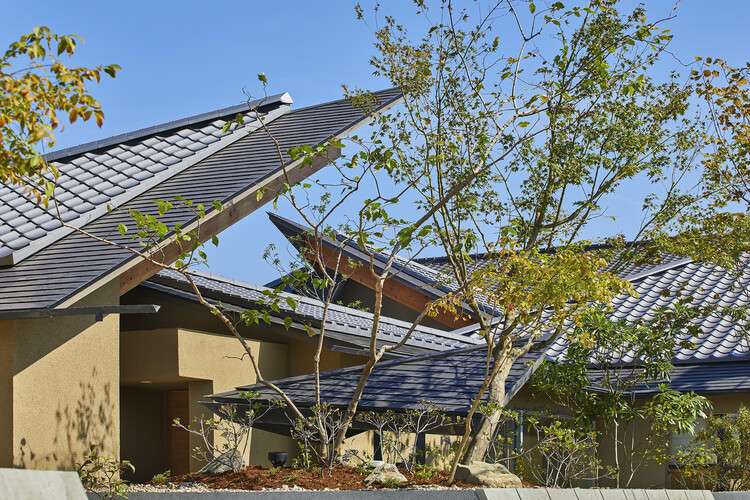 كيف تحسب سقف الملعب ؟، Casa Borboleta / UID Architects.  صورة © Nacasa & Partners Inc.