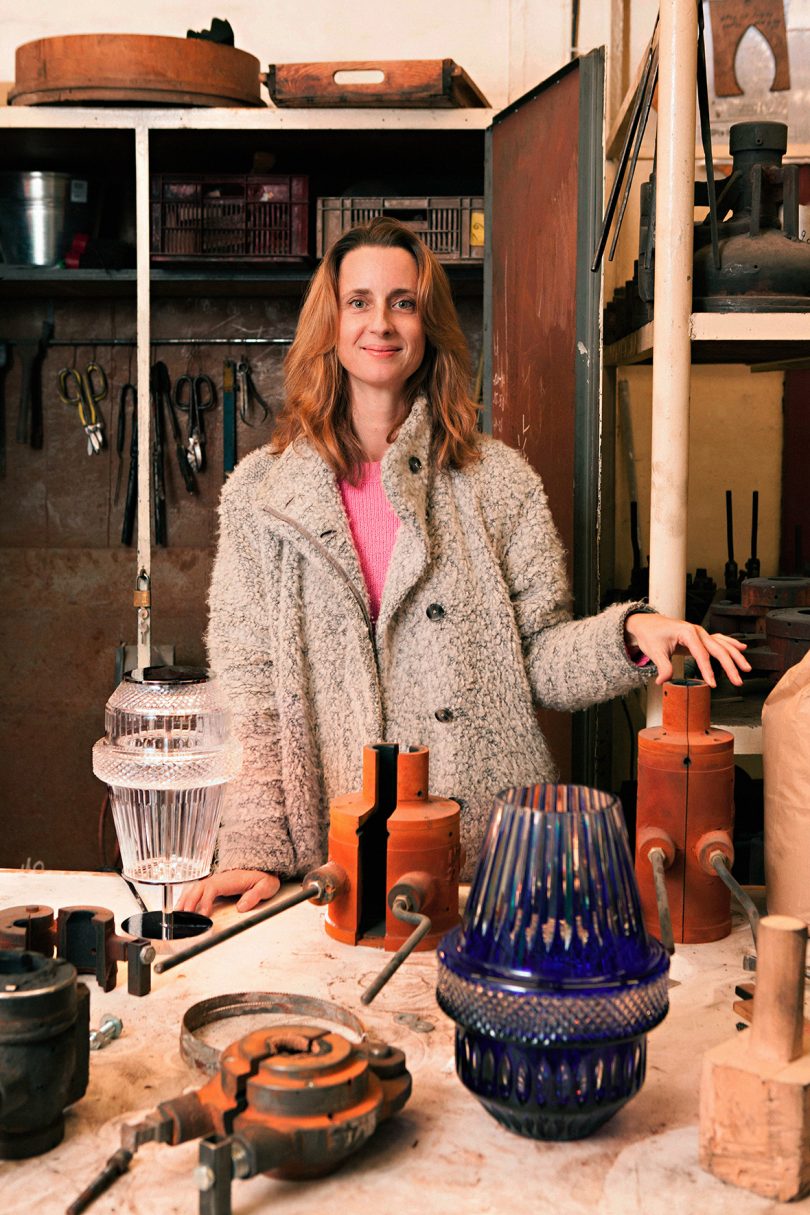 امرأة فاتحة البشرة تقف في الاستوديو مع عملها