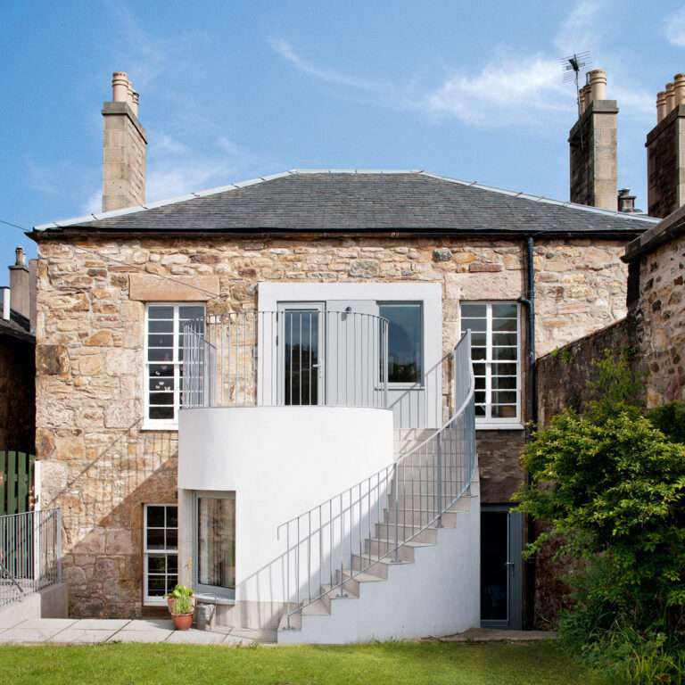 امتداد حديث للممتلكات التقليدية مع درج خارجي