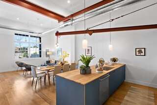 مرآب سابق ، الآن سكن مملوء بالضوء ، قوائم بـ 625 ألف دولار في فيلادلفيا
