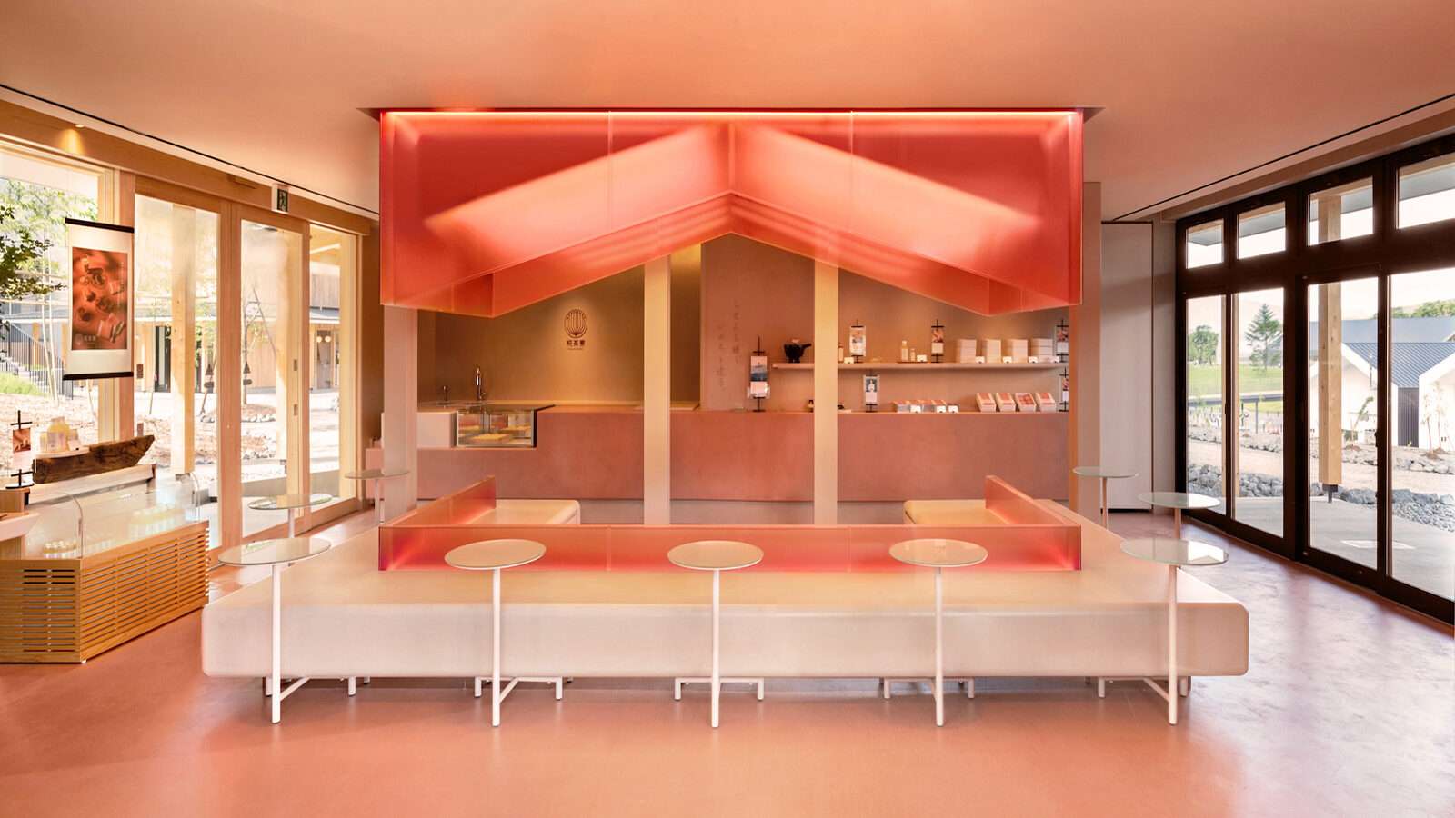 مقهى ياباني مشبع بالدفء الوردي - مجلة أزور