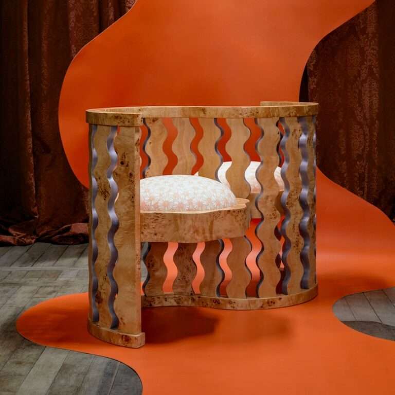 كرسي من Uchronia بزخارف موجة