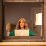 ربما تحتوي الصورة على Human Person Sarah Jessica Parker Electronics Computer Laptop PC and Furniture