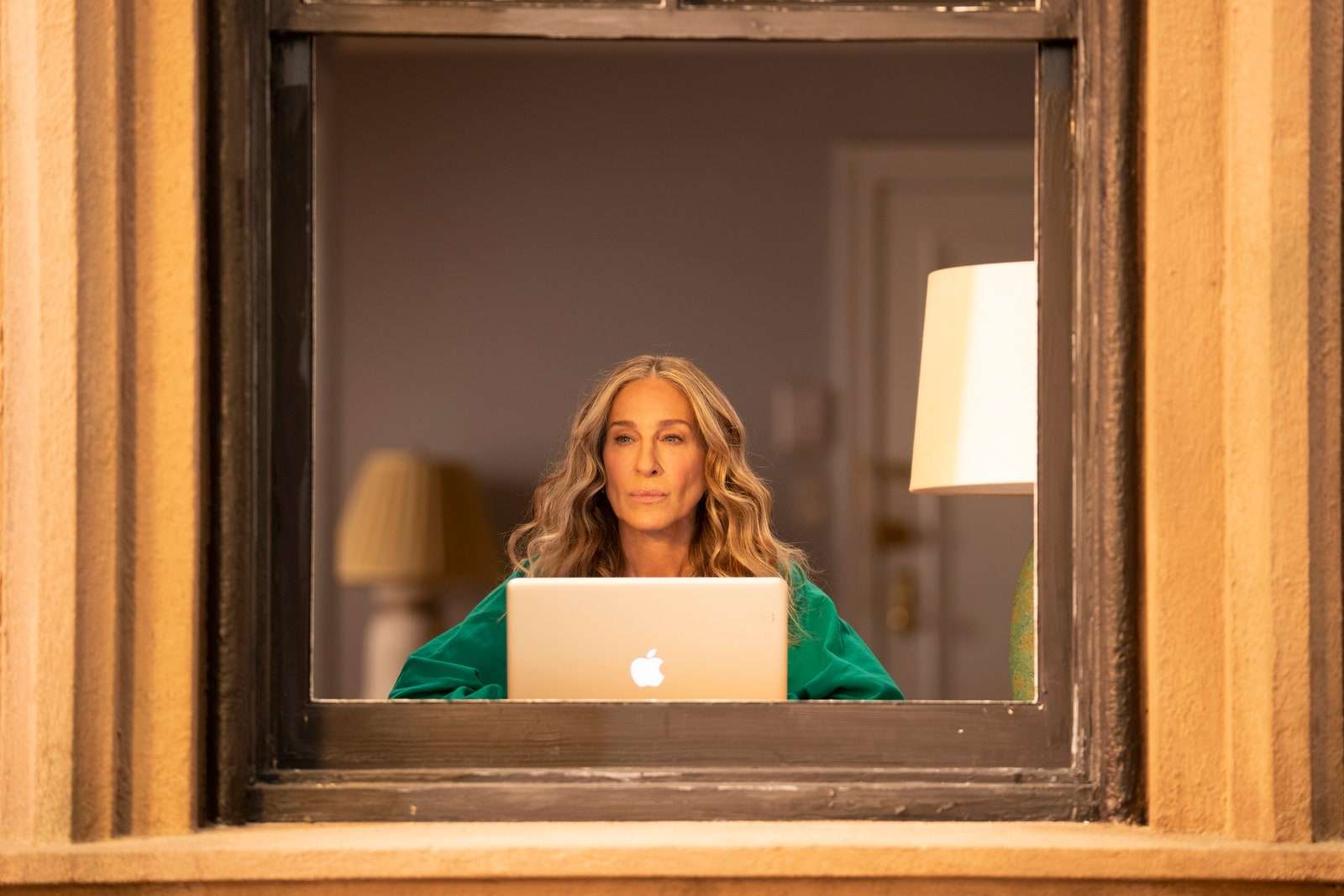 ربما تحتوي الصورة على Human Person Sarah Jessica Parker Electronics Computer Laptop PC and Furniture