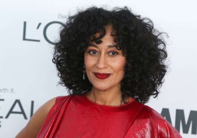 منزل Tracee Ellis Ross هو درس رئيسي في ألوان الطلاء الجريئة
