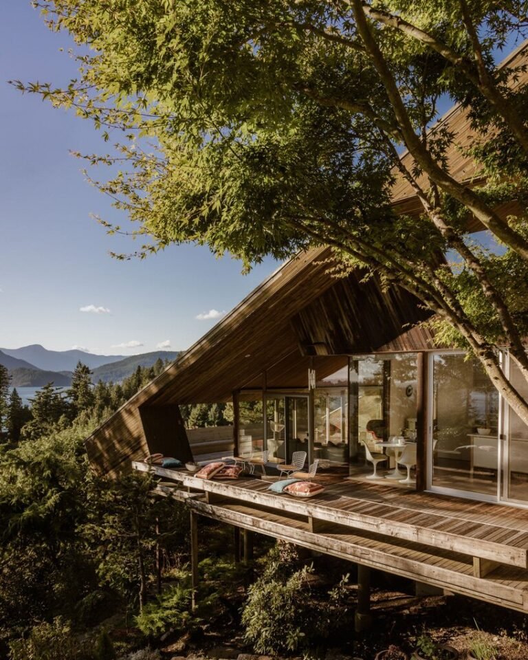 منزل المركبة الفضائية آرثر إريكسون المكسو بخشب الأرز في فانكوفر للبيع مقابل 3.8 مليون دولار