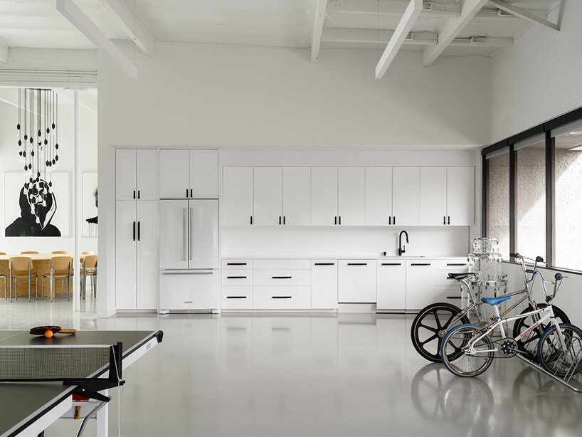 يتعاون ترافيس باركر مع باستر + بانش في مجموعة إكسسوارات حصرية