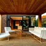 يخفي هذا الحرفي الفخم الذي يعود إلى قرن من الزمان في ولاية أوريغون تصميمات داخلية مشرقة وشابة
