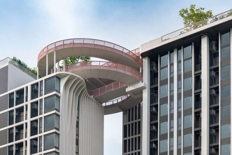 يقوم المهندسون المعماريون openbox بإدراج منحدر لولبي من الذهب الوردي بين برجين سكنيين في بانكوك