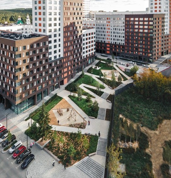 Pedestrian canyon in Shishimskaya Gorka residential quarter // Brusnika