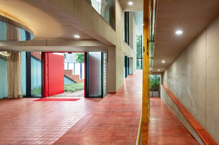 Ladhani Home / Studio Archohm