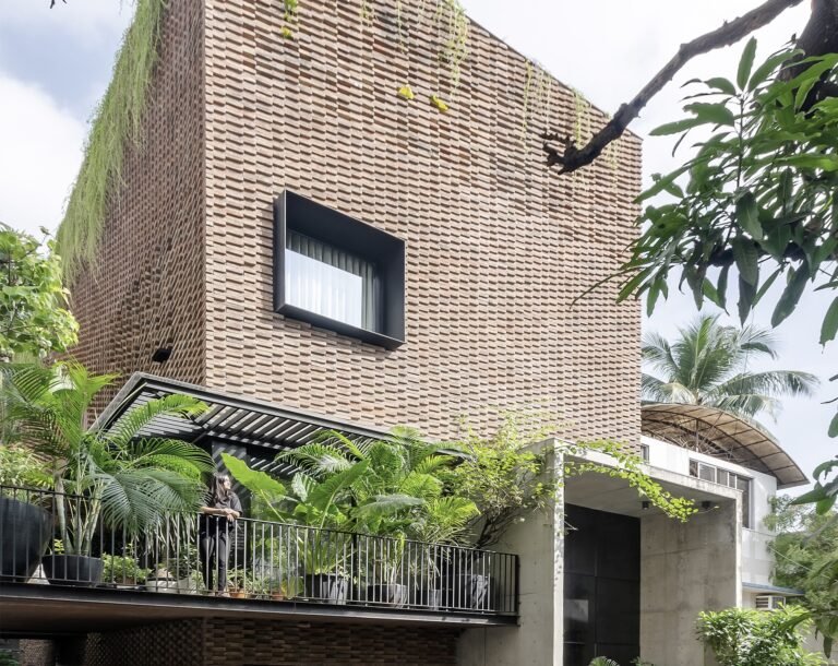 Aarjav Home / Design Work Group