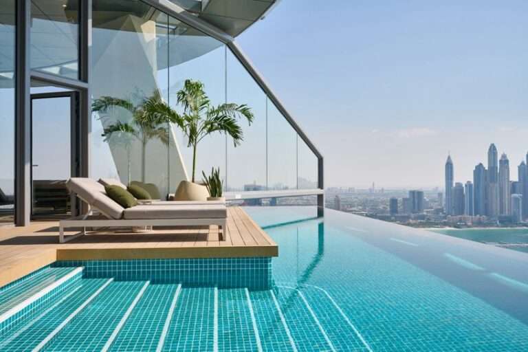 "aura skypool" من kokaistudios هو أعلى مسبح لا متناهي 360 درجة في العالم
