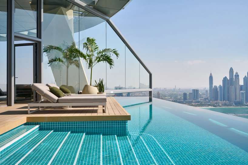 "aura skypool" من kokaistudios هو أعلى مسبح لا متناهي 360 درجة في العالم