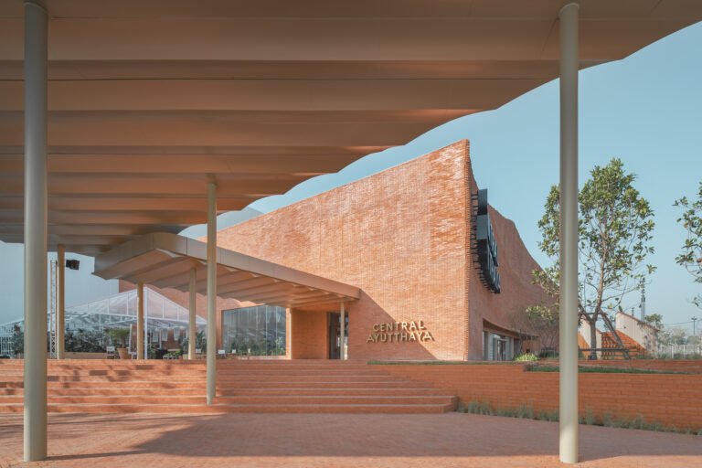 Central Ayutthaya Facades / Onion